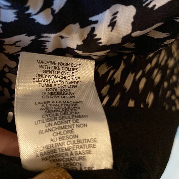 ⭐️Host Pick⭐️Tahari top - Picture 14 of 14